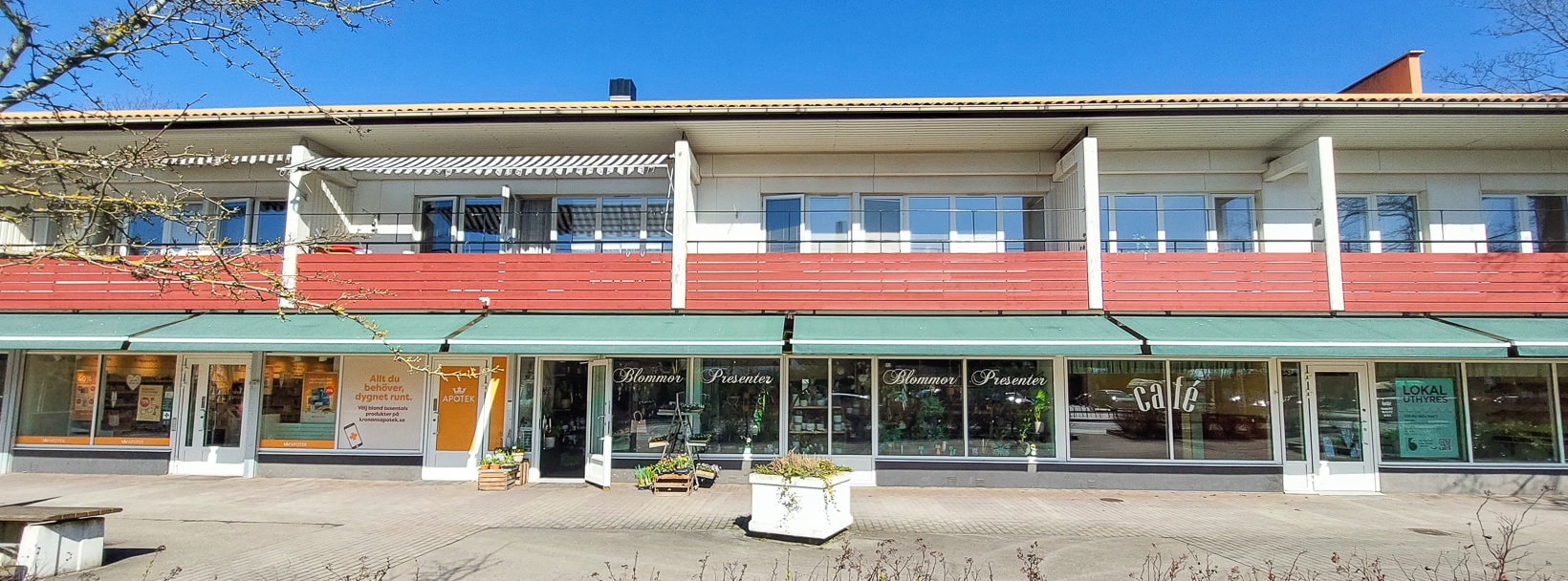 Foto av apotek florist och cafe samt ledig lokal längs södra storgatan i Bjuv