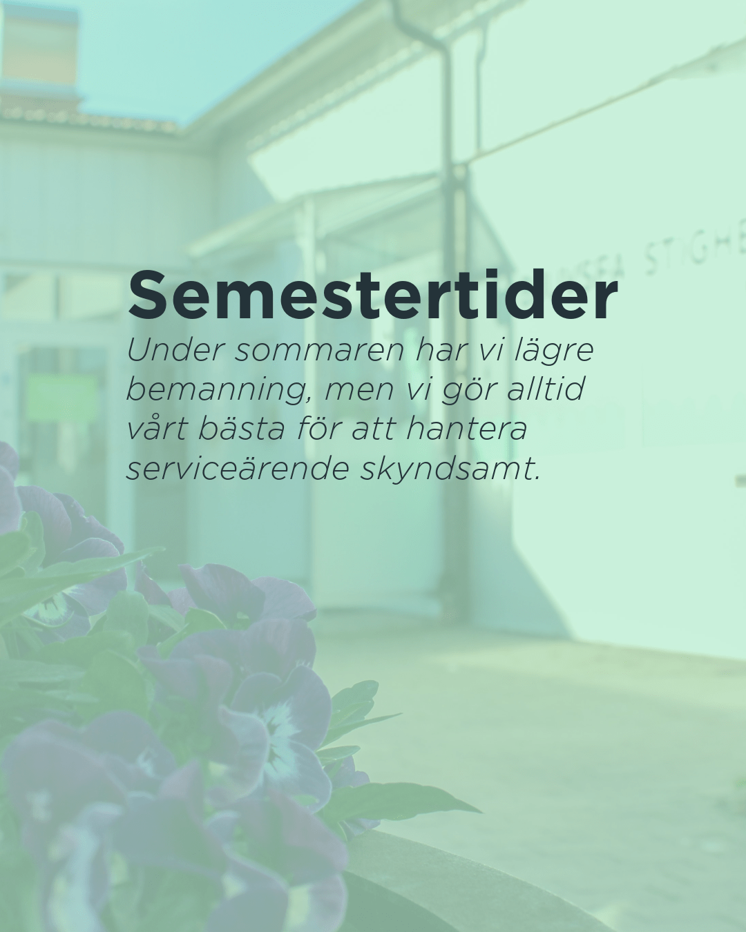 Blommor framför Bjuvsfastigheters fasad och text om Semesterbemanning