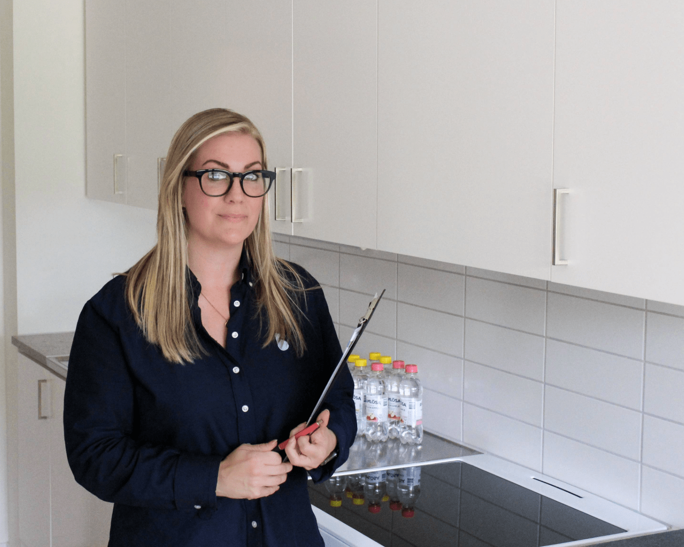 Uthyrningschef Sandra visar stabyteslägenhet på området Årstiderna