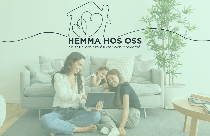 två barn och mamma sitter på golvet och tittar på en surfplatta