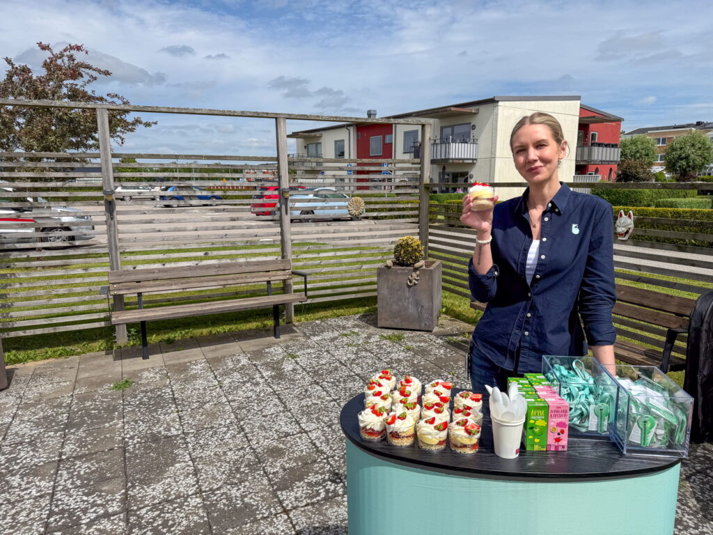 Bjuvsfastigheter serverar midsommarfika till hyresgäster på Falken i Bjuv.