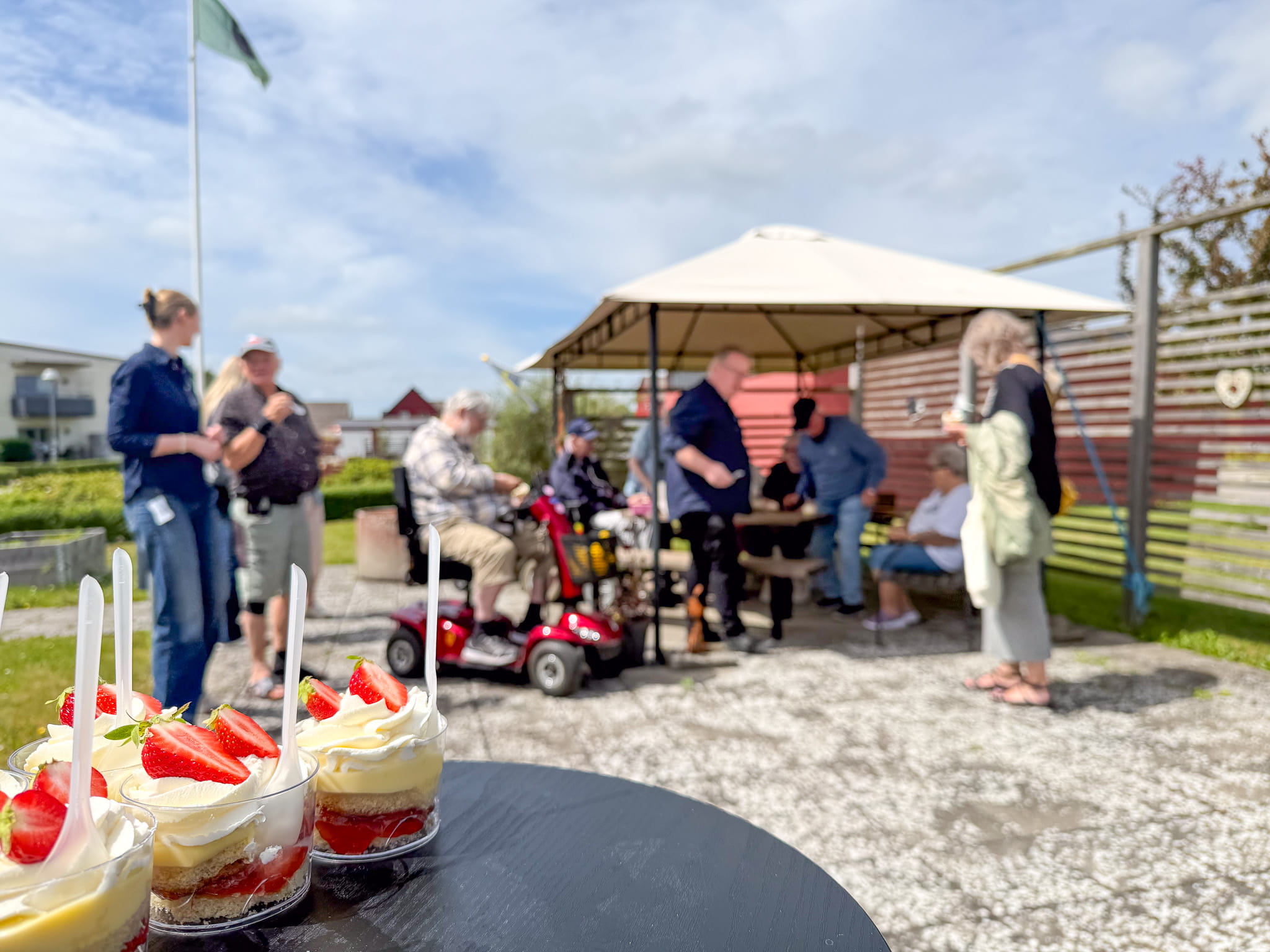 Jordgubbsbakelser serveras under midsommarfika på Falken i Bjuv.