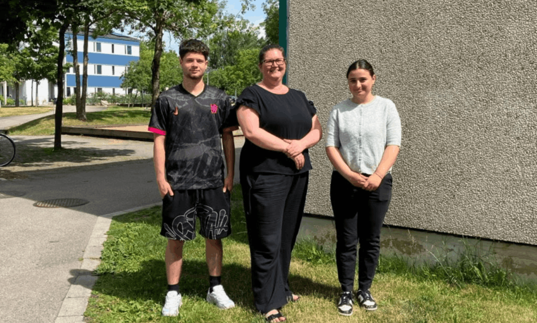 Tre ledare för sommarlovsaktiviteter för barn i bostadsområdet Årstiderna.