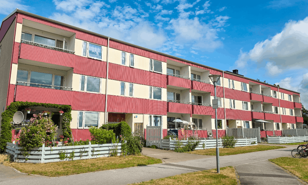 Flerfamiljshus på Årstiderna efter genomförd fasadtvätt.