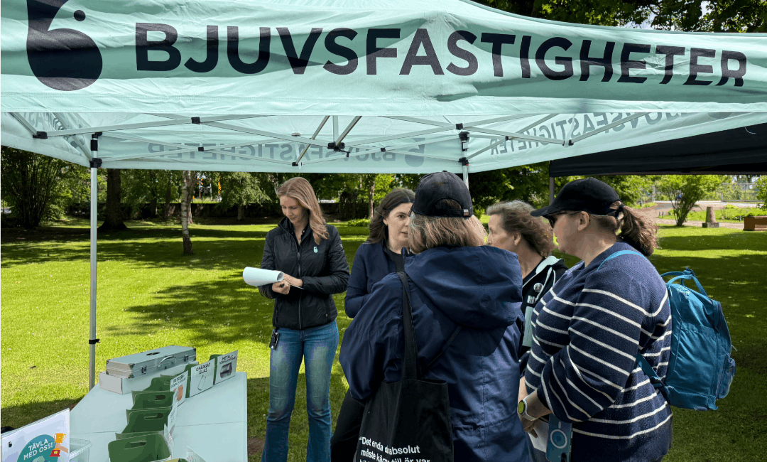 Besökare deltar i Bjuvsfastigheters återvinningstävling under Seniorfestivalen.