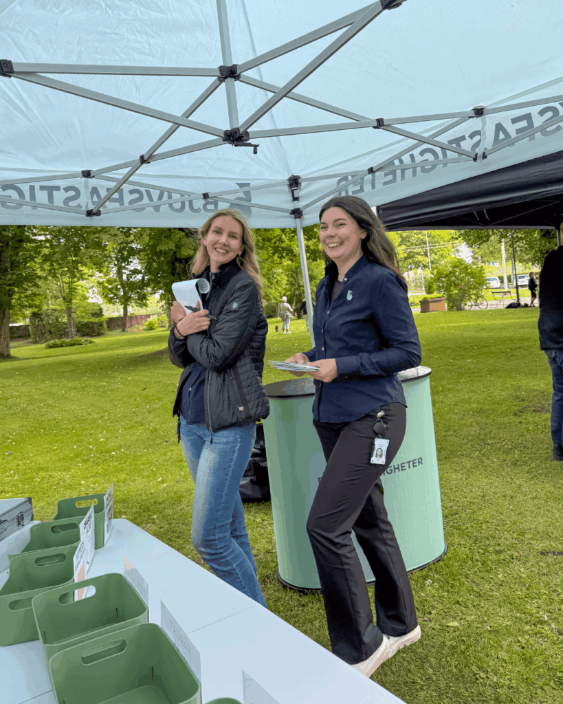 Medarbetare från Bjuvsfastigheter vid tältet under Seniorfestivalen.