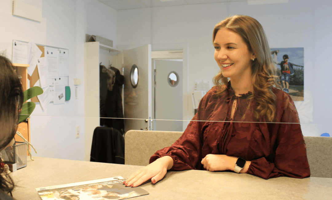 Kajsa, uthyrare på Bjuvsfastigheter, tar emot en besökare i receptionen.