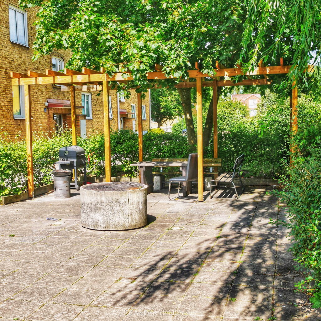 Gemensam grillplats med sittplatser och pergola på Bjuvshem.