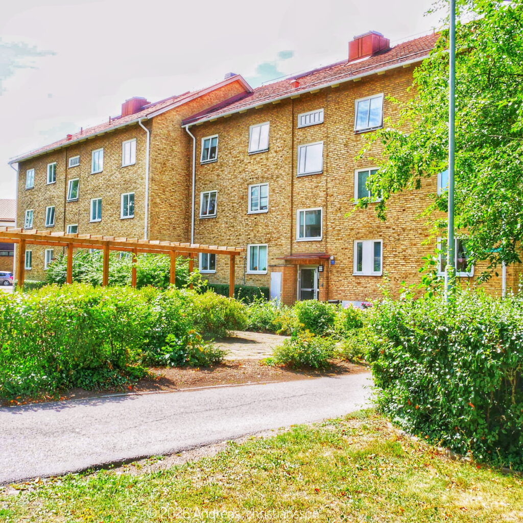 Tegelhus med grönskande gård och gemensam uteplats på Bjuvshem.