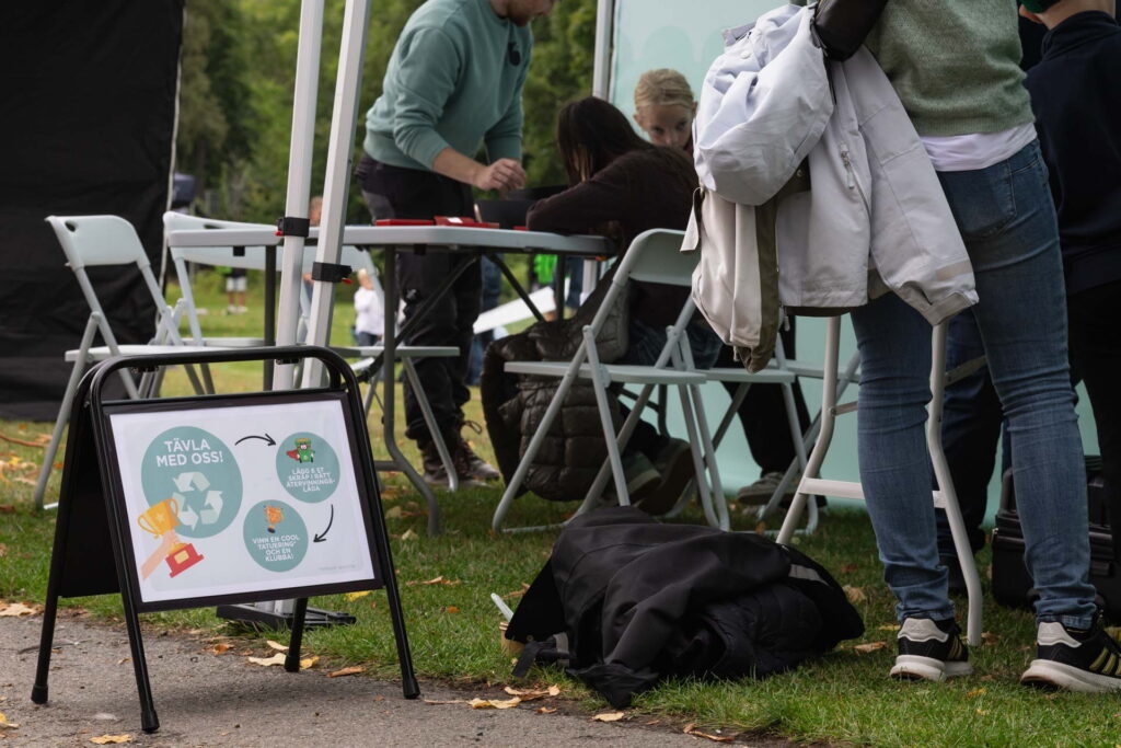 Bjuvsfastigheter möter besökare vid sitt tält under Bjuvsfesten.