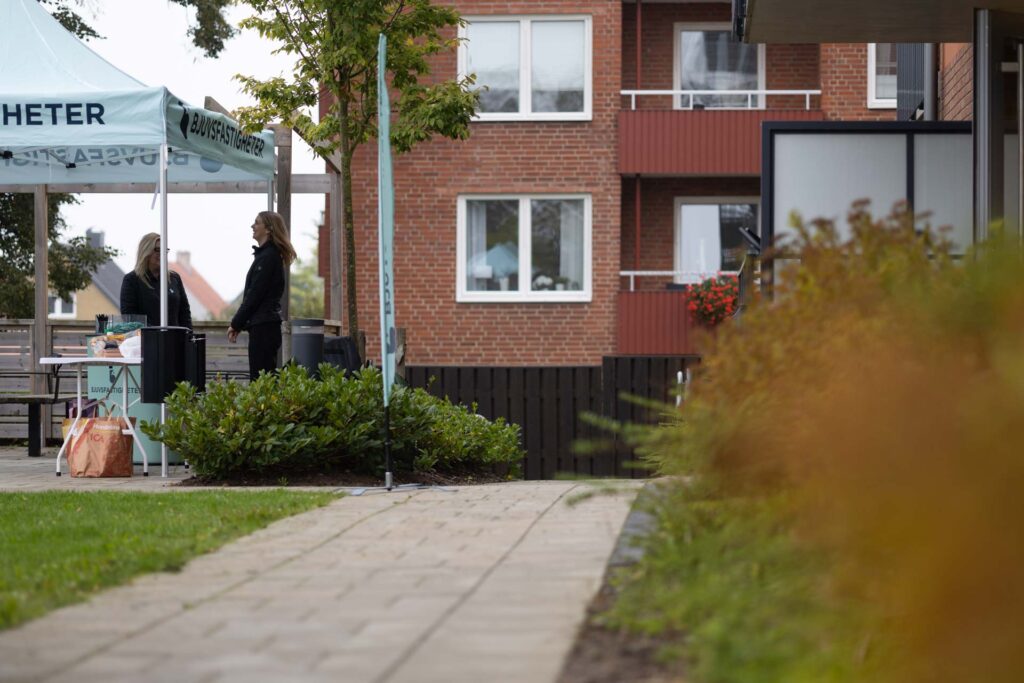 Bjuvsfastigheters tält uppställt på Akela inför områdesaktivitet med hyresgäster.